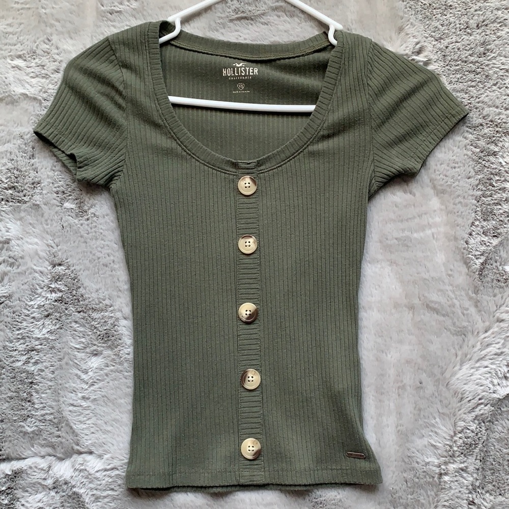 Hollister | Ribbed button down Henley top